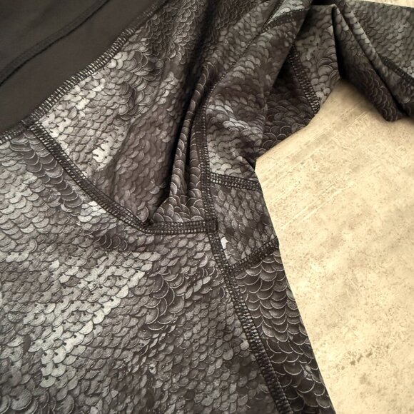 Lululemon RUN: Inspire Crop II *All Full-On Luxtreme, Sequin Snake, 21", Size 6 - Picture 11 of 15